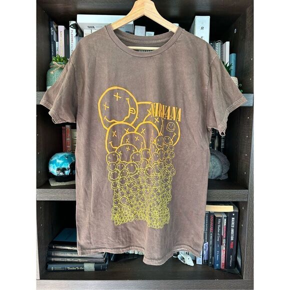 🐿️ NWOT Nirvana Smiley Face Mineral Wash Brown Graphic Short Sleeve Tee Large - Picture 1 of 7